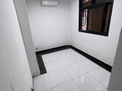 *FLASH – Appartement Neuf à Lingwala ( Habité)* 📍 *Référence : Bansakusu, Quartier des Amoureux* *Composition :* - 3 grandes chambres - 2 salles de bain - Double salon - Cuisine équipée - Compteur courant prépayé (part unique) - Groupe élec