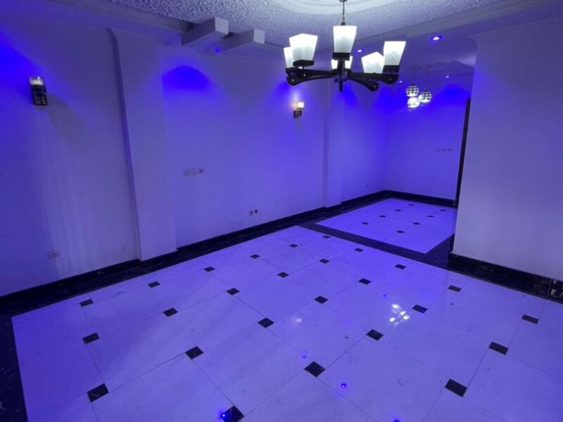 *FLASH – Appartement Neuf à Lingwala ( Habité)* 📍 *Référence : Bansakusu, Quartier des Amoureux* *Composition :* - 3 grandes chambres - 2 salles de bain - Double salon - Cuisine équipée - Compteur courant prépayé (part unique) - Groupe élec