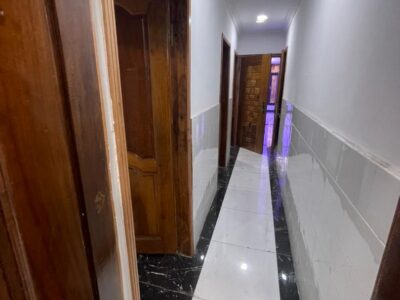 *FLASH – Appartement Neuf à Lingwala ( Habité)* 📍 *Référence : Bansakusu, Quartier des Amoureux* *Composition :* - 3 grandes chambres - 2 salles de bain - Double salon - Cuisine équipée - Compteur courant prépayé (part unique) - Groupe élec