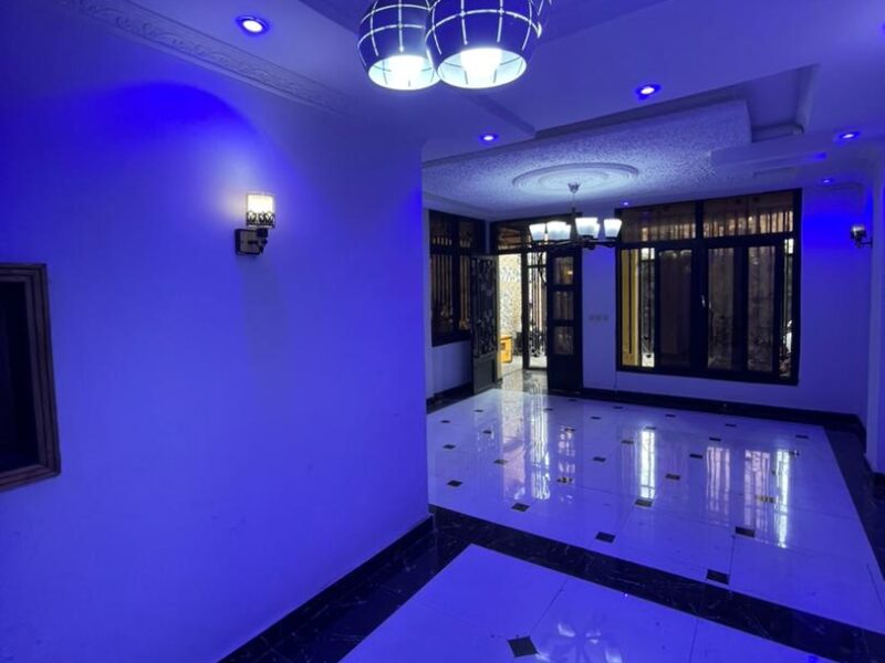 *FLASH – Appartement Neuf à Lingwala ( Habité)* 📍 *Référence : Bansakusu, Quartier des Amoureux* *Composition :* - 3 grandes chambres - 2 salles de bain - Double salon - Cuisine équipée - Compteur courant prépayé (part unique) - Groupe élec