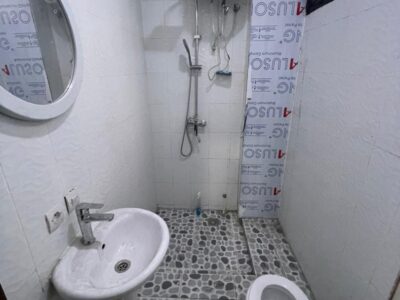 *FLASH – Appartement Neuf à Lingwala ( Habité)* 📍 *Référence : Bansakusu, Quartier des Amoureux* *Composition :* - 3 grandes chambres - 2 salles de bain - Double salon - Cuisine équipée - Compteur courant prépayé (part unique) - Groupe élec