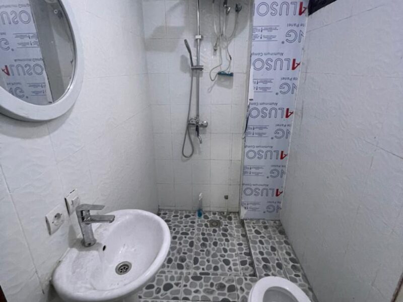 *FLASH – Appartement Neuf à Lingwala ( Habité)* 📍 *Référence : Bansakusu, Quartier des Amoureux* *Composition :* - 3 grandes chambres - 2 salles de bain - Double salon - Cuisine équipée - Compteur courant prépayé (part unique) - Groupe élec