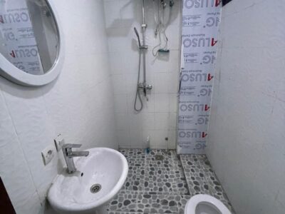 *FLASH – Appartement Neuf à Lingwala ( Habité)* 📍 *Référence : Bansakusu, Quartier des Amoureux* *Composition :* - 3 grandes chambres - 2 salles de bain - Double salon - Cuisine équipée - Compteur courant prépayé (part unique) - Groupe élec