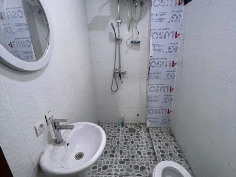 *FLASH – Appartement Neuf à Lingwala ( Habité)* 📍 *Référence : Bansakusu, Quartier des Amoureux* *Composition :* - 3 grandes chambres - 2 salles de bain - Double salon - Cuisine équipée - Compteur courant prépayé (part unique) - Groupe élec