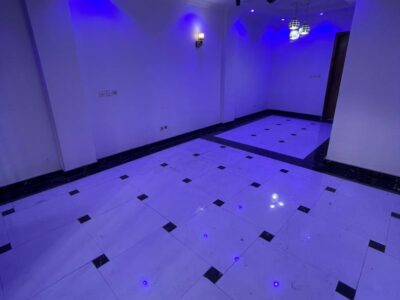 *FLASH – Appartement Neuf à Lingwala ( Habité)* 📍 *Référence : Bansakusu, Quartier des Amoureux* *Composition :* - 3 grandes chambres - 2 salles de bain - Double salon - Cuisine équipée - Compteur courant prépayé (part unique) - Groupe élec