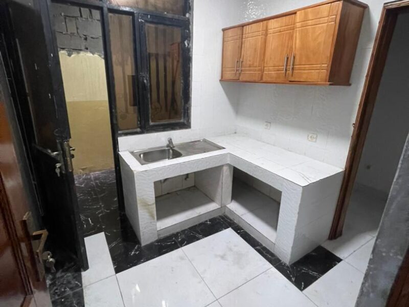 *FLASH – Appartement Neuf à Lingwala ( Habité)* 📍 *Référence : Bansakusu, Quartier des Amoureux* *Composition :* - 3 grandes chambres - 2 salles de bain - Double salon - Cuisine équipée - Compteur courant prépayé (part unique) - Groupe élec