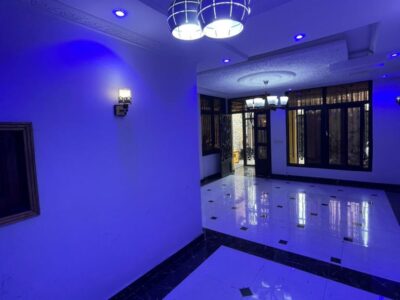 *FLASH – Appartement Neuf à Lingwala ( Habité)* 📍 *Référence : Bansakusu, Quartier des Amoureux* *Composition :* - 3 grandes chambres - 2 salles de bain - Double salon - Cuisine équipée - Compteur courant prépayé (part unique) - Groupe élec