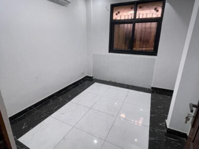 *FLASH – Appartement Neuf à Lingwala ( Habité)* 📍 *Référence : Bansakusu, Quartier des Amoureux* *Composition :* - 3 grandes chambres - 2 salles de bain - Double salon - Cuisine équipée - Compteur courant prépayé (part unique) - Groupe élec