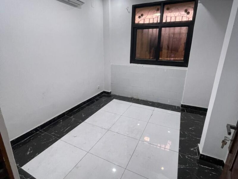*FLASH – Appartement Neuf à Lingwala ( Habité)* 📍 *Référence : Bansakusu, Quartier des Amoureux* *Composition :* - 3 grandes chambres - 2 salles de bain - Double salon - Cuisine équipée - Compteur courant prépayé (part unique) - Groupe élec